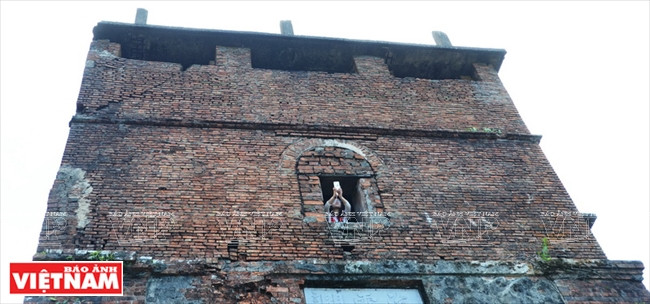 A tourist is taking photo of Da Nang city from the watch-tower on the peak of Hai Van Pass (Source: VNA)