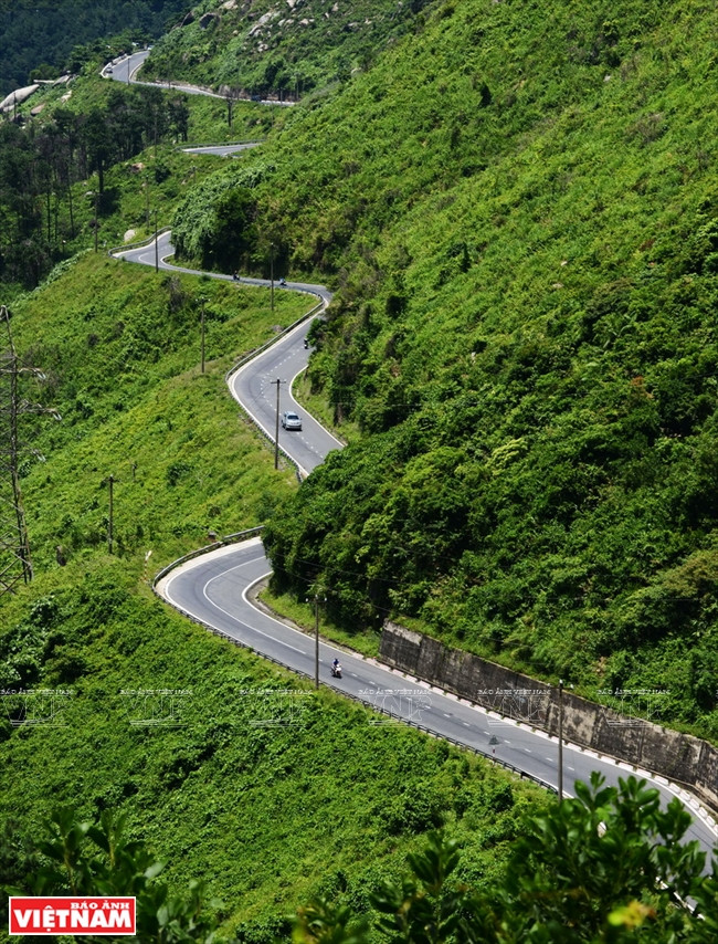 The pass has high mountains one side, and cliff and sea the other side (Photo: VNA)