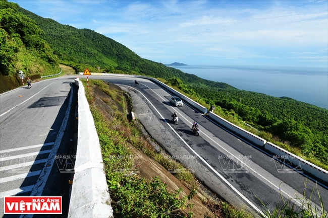 Ahairpin turn on the pass (Photo: VNA)