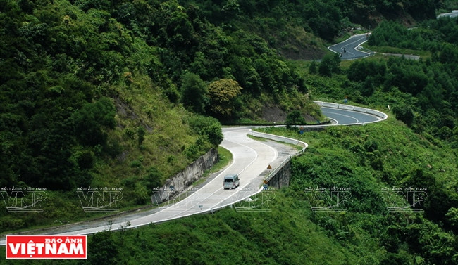 A tortuous road along the pass. (Photo: VNA)​