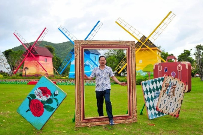 The giant tulip flower path reminds tourists of all-time loved story “Alice in the Wonderland” (Photo:VNA)