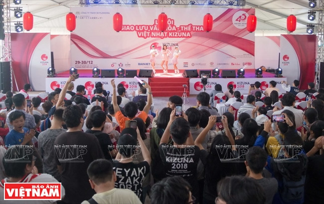 Young Vietnamese singer Suni Ha Linh performs at the festival (Photo:VNA)