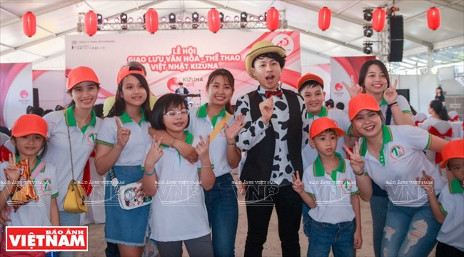 Youngsters take photographs with Japanese music idols (Photo:VNA)
