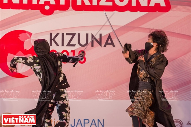 A Japanese traditional fencing performance at the event (Photo:VNA) 