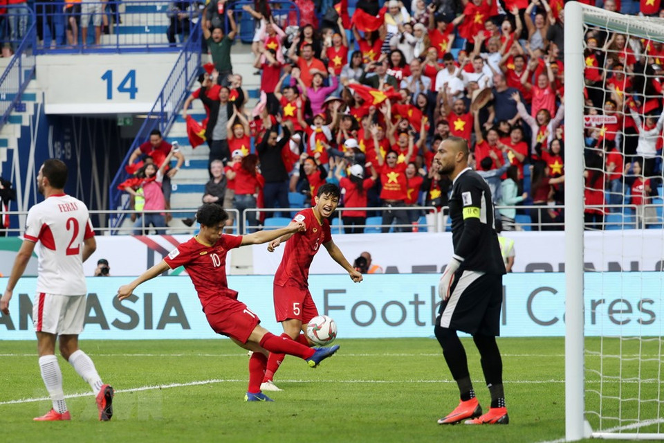 Jordan changes the game on its head when Baha’ Abdel-Rehman scores a goal from an indirect free kick in the 39th minute. However, Vietnam find a way back when Nguyen Cong Phuong heads in to restore parity early in the second half (Photo:AFP/VNA)