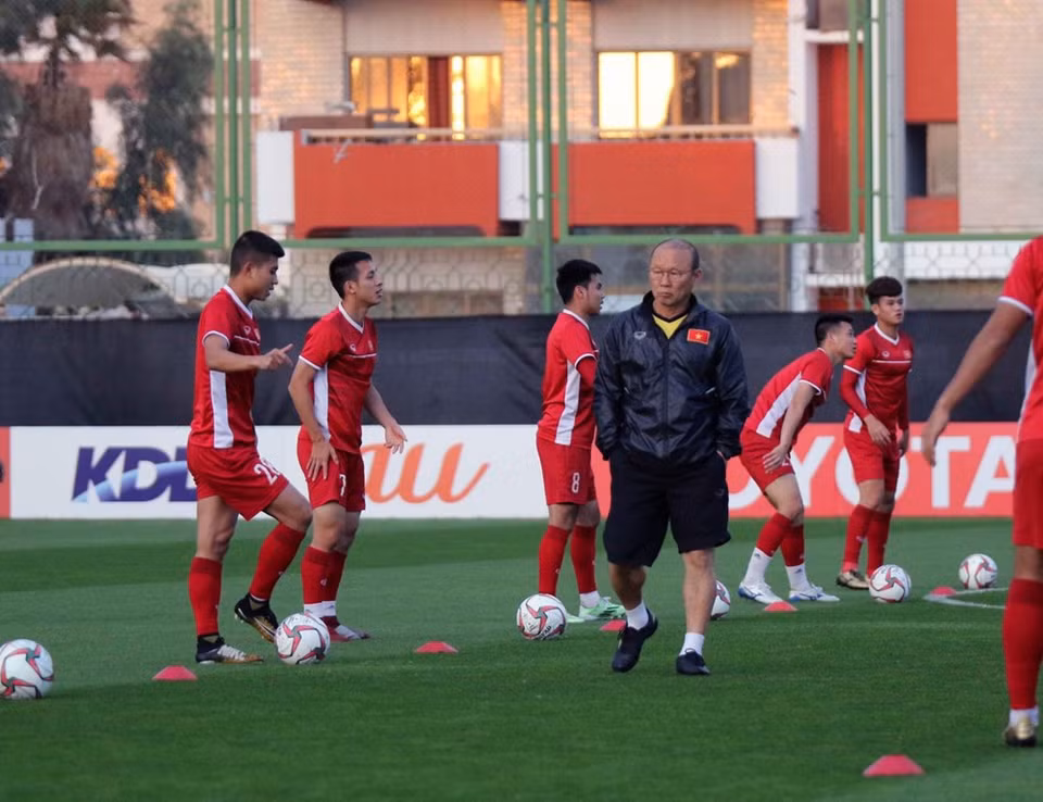 Coach Park Hang-seo keeps a close watch on the team during the training (Photo:VFF)