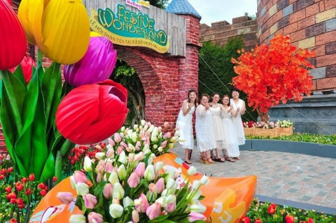 Đồi Vạn Hoa, literally meaning the Hill of Thousands of Flowers, within Vinpearl Nha Trang, has been transformed to be a mini ‘Keukenhof’ with hundreds of varieties of tulips (Photo: VNA)