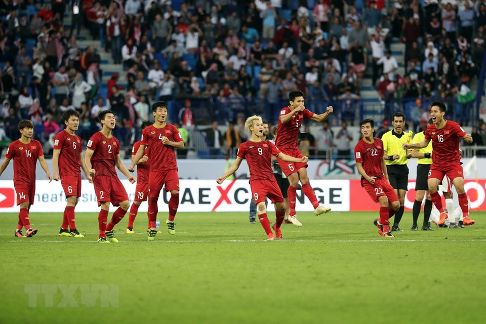 Vietnamese players celebrate after beating Jordan on penalties (Photo:VNA)