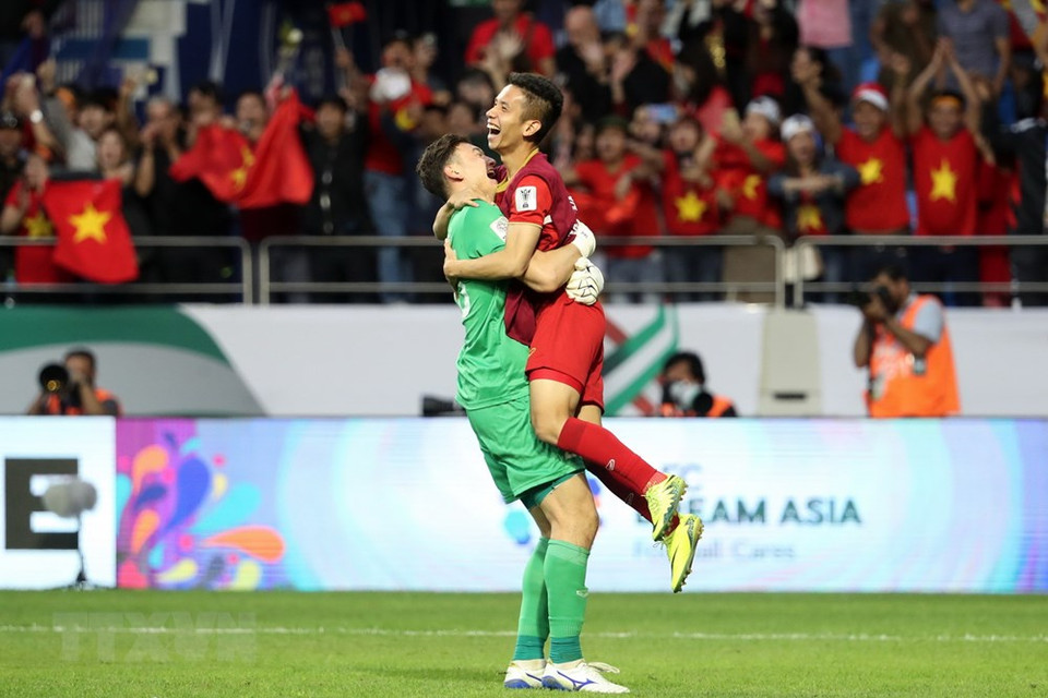 Goalkeeper Dang Van Lam (left) celebrates with his team after wining the match (Photo: AFP/ VNA)