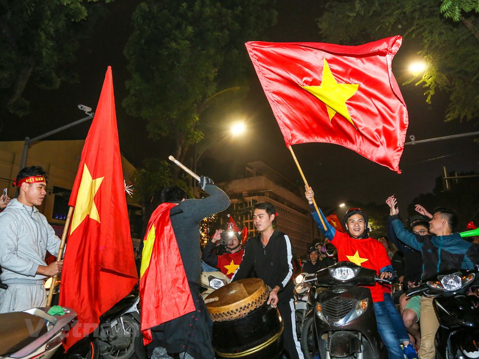 Football fevers grip Hanoi as thousands of fans flock to the streets of the capital to celebrate the country’s victory over Jordan on penalties (Photo:VNA)