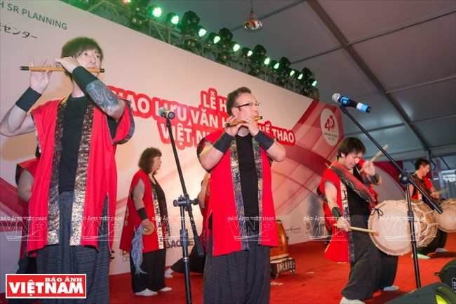 Japanese artists play traditional musical instruments (Photo: VNA)