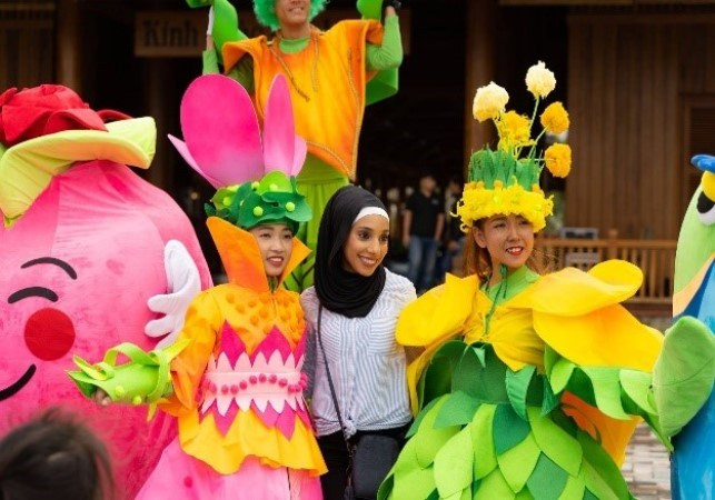 The display of hundreds of thousands of tulip flowers represents the lucky and significant wishes that Vinpearl Nha Trang wants to present to tourists for the New Year (Photo:VNA)