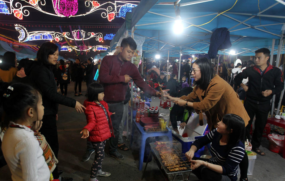 After two months of operation, the first ever pedestrian street in Lao Cai city has received positive feedback from the locals (Photo:VNA)
