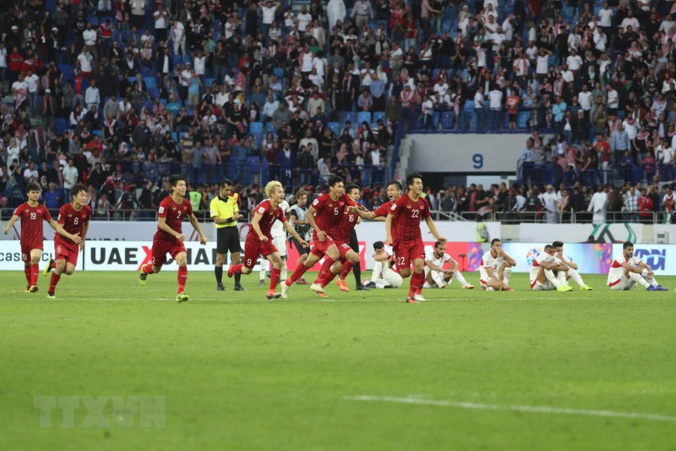 Vietnamese players celebrate after beating Jordan on penalties (Photo: AFP/VNA)