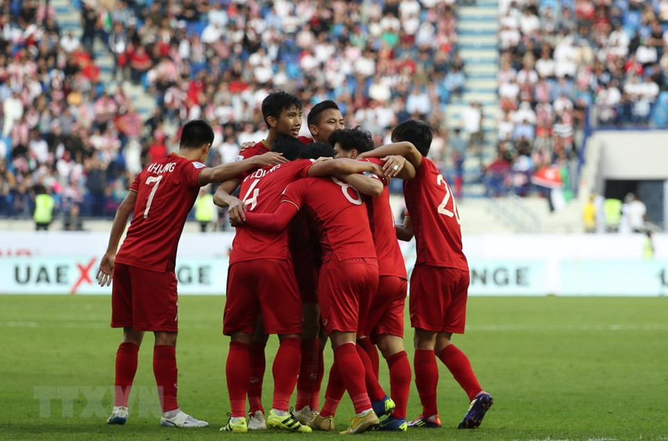 Nguyen Cong Phuong and other players celebrate after Phuong scores an equalizer for Vietnam in the second half of the match against Jordan (Photo:AFP/VNA)