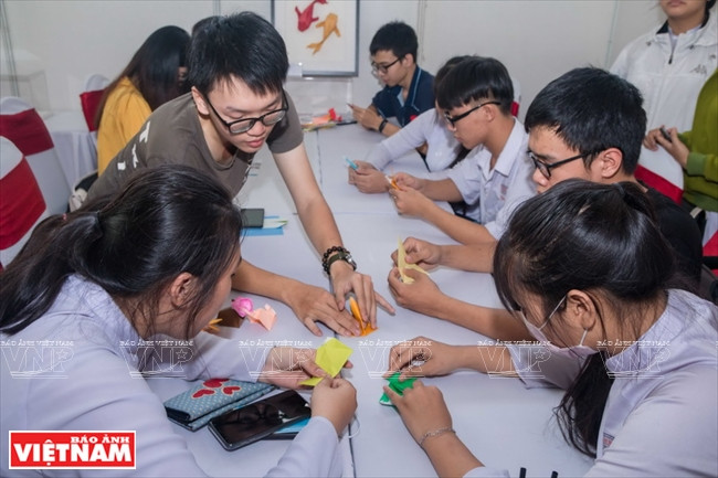 Youngsters learn Japanese art of Origami (Photo: VNA) 