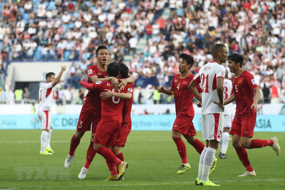  Nguyen Cong Phuong and other players celebrate after Phuong scores an equalizer for Vietnam in the second half of the match against Jordan (Photo:AFP/VNA)