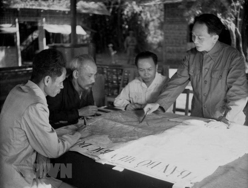 President Ho Chi Minh, General Vo Nguyen Giap and other leaders of the Party and State discuss plans to open the Dien Bien Phu Campaign (1954) (Photo: VNA)