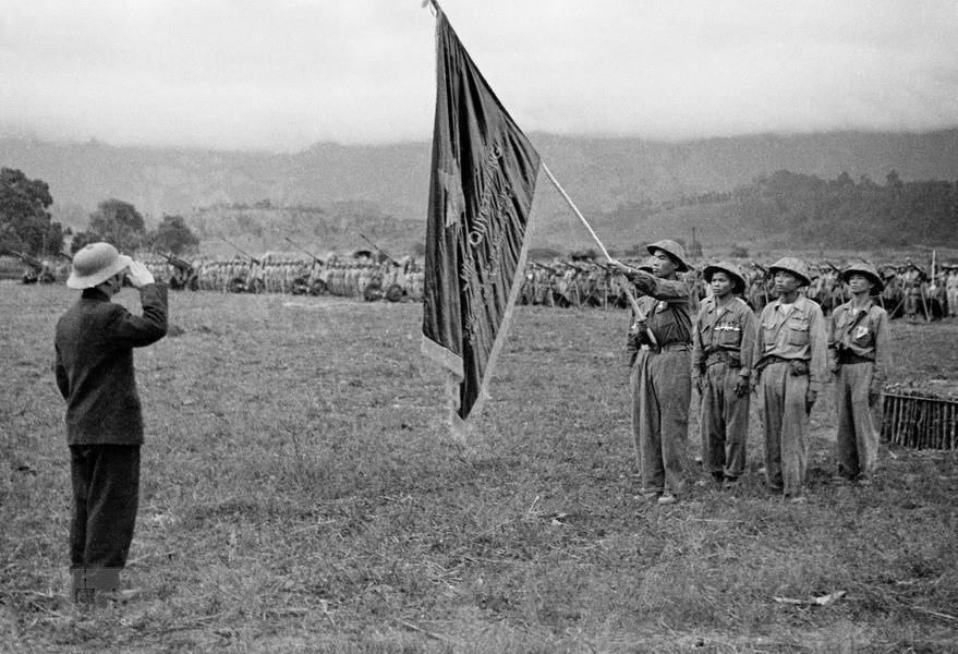 General Vo Nguyen Giap presented President Ho Chi Minh's ‘Determination to fight, Determination to win’ flag to the units achieving feats. Dien Bien Phu is one of the strategic battles in Vietnamese history, confirming the immense maturity of the Vietnam People's Army (Photo: VNA)