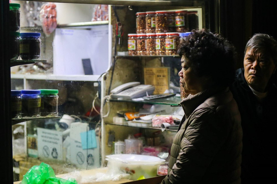 Lan, a customer in Bao Khanh street, Hanoi said she buys square glutinous rice cake, a traditional dish for Tet, at this shop every year since this is an age-old trademark. She is a loyal customer of the shop. The products here are delicious and safe, she said. This year, she queues up since 5:00 AM to avoid long queue (Photo: Vietnam+)