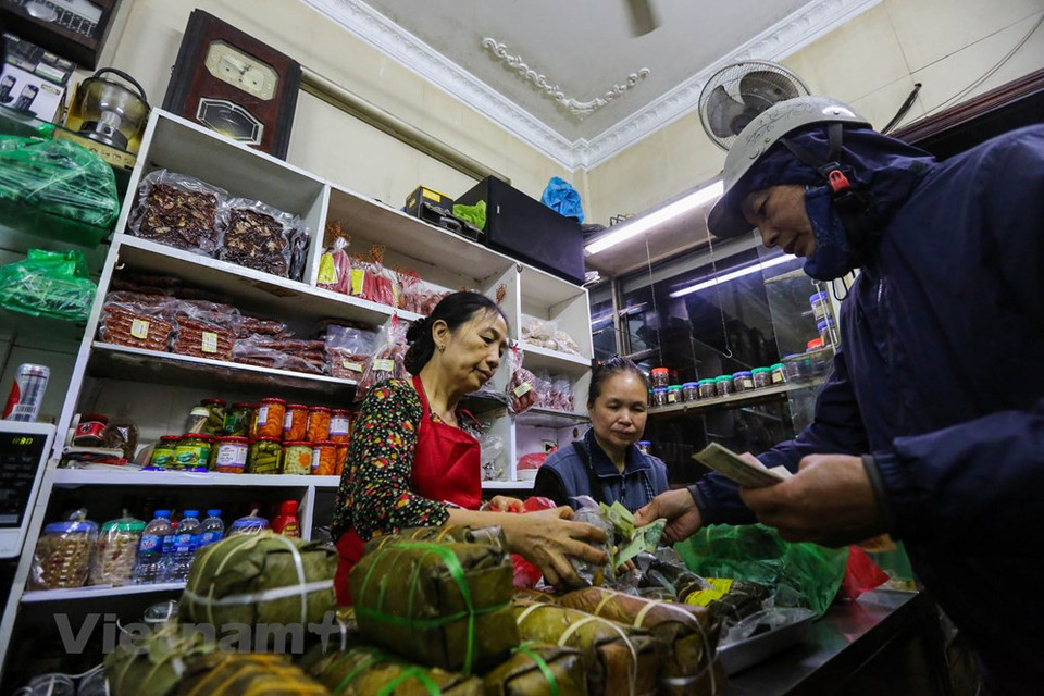 Shop owner Nguyen Thi Chan serves her customers tirelessly. Although Chan is over 80 years old, she and her family start their working day at 4 AM every day to prepare for the food. She still seasons the food herself with the traditional family recipe by looking at the discoloration of the meat. This formula is kept secret by her and will be passed on to her son following the family succession. (Photo: Vietnam+) 