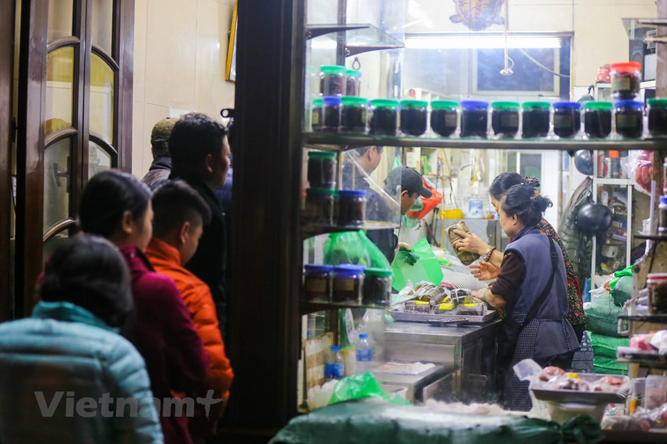 Quoc Huong a favourable shop of Hanoians thanks to its efforts to keep the authentic tastes of Vietnamese traditional cuisine, especially Tet dishes such as chung cake, gio and cha. The shop’s cakes are famous for their thin skin, full of rice flavor, savoury toppings, and unique taste. Wrapping leaves must be carefully washed and green, sticky must be of the best quality; mung beans are carefully peeled; fresh belly pork... all packed into square cakes, hard-boiled. (Photo: Vietnam+) 