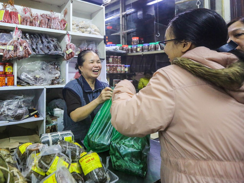 After just over one hour of opening the counter, the mountain of goods is completely gone, and some dishes are gone after half an hour. In the small stall, a specialist on the phone answers orders, advises customers, one person quickly packages the goods for customers waiting in line, another in and out to move more goods, another group sits labeling product... (Photo: Vietnam+) 