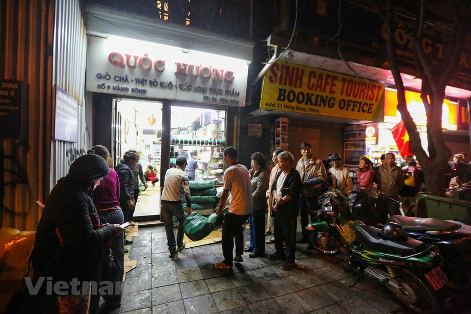 Quoc Huong shop is now run by 81-year-old woman Nguyen Thi Chan, whose relatives were natives of Uoc Le Village, Hanoi. The village has been known for making gio cha (pork pies) and banh chung (square glutinous rice cake) for more than five centuries. The shop owner says during the last day of the lunar year, there are only around 500 square glutinous rice cakes sold at 70,000 VND/each. Prices of other products such as pork trotter, beef jerky, ham… remain the same as on a normal day. Stable price is also a reason for customers to buy the Tet dishes from this shop. (Photo: Vietnam+)