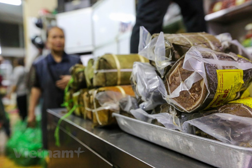 Square glutinous rice cake, pork pies and sausages of all kinds given to customers are still hot. No fancy packaging, no sophisticated labels, the cakes, wrapped in the “dong” leaves and the fragrant banana leaves still leave a deep impression for generations of Hanoi people. Some years, customers had to queue for 1 km on Hang Bong Street to buy Quoc Huong shop’s products. (Photo: Vietnam+)