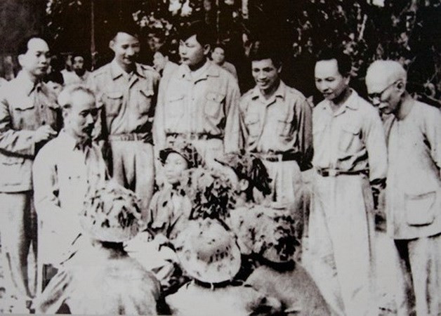 Major General Hoang Van Thai (second row from the left, standing next to General Vo Nguyen Giap) and President Ho Chi Minh visited and encouraged officers and soldiers who made outstanding achievements during the 1954 Dien Bien Phu Campaign (Photo: VNA)