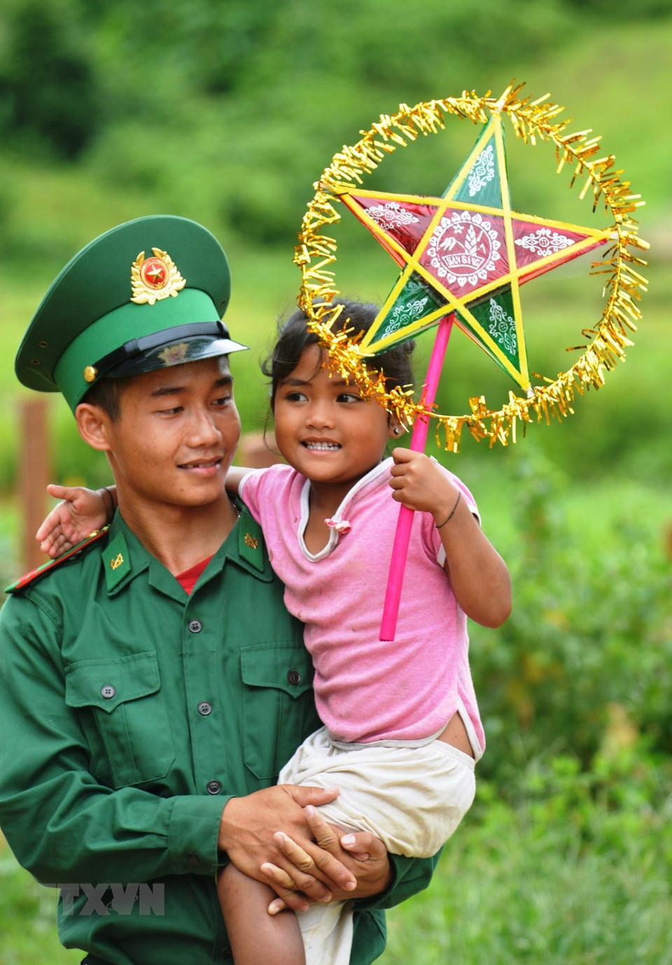 Local children receive gifts and star-shaped lanterns (Photo: VNA)