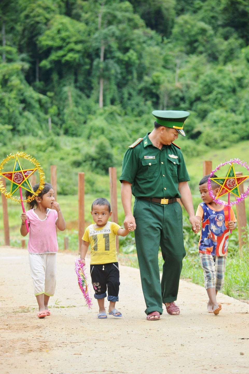 Local children eyes’ sparkle with joy when receiving the star-shaped lanterns (Photo: VNA)