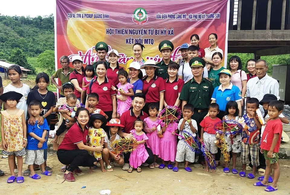 Local children poor households and other social beneficiaries receive Mid-Autumn gifts (Photo: VNA) 