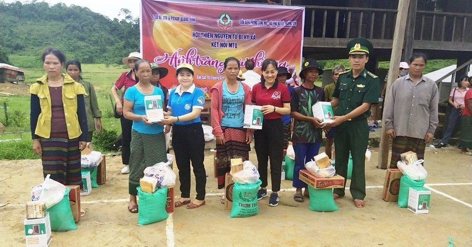 Local children of poor households and other social beneficiaries receive Mid-Autumn gifts (Photo: VNA) 