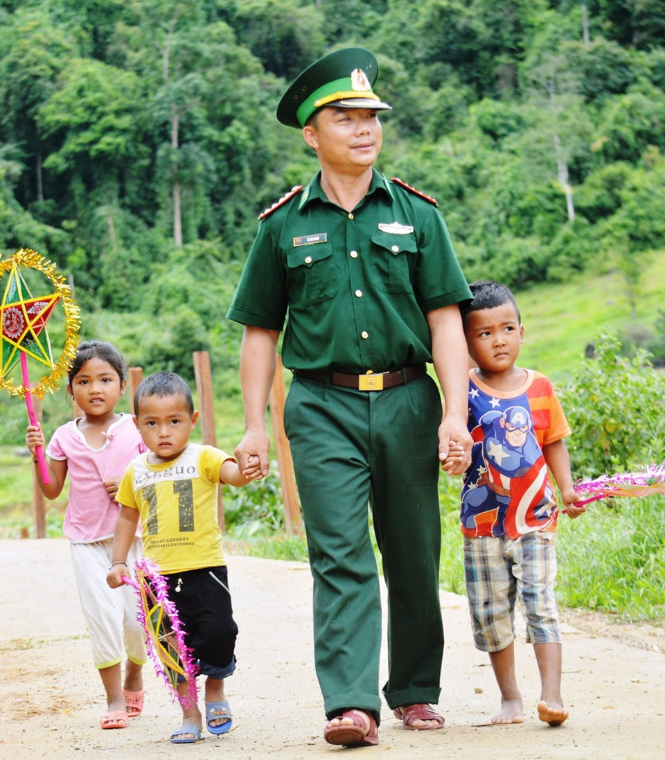 Local children eyes’ sparkle with joy when receiving the star-shaped lanterns (Photo: VNA)