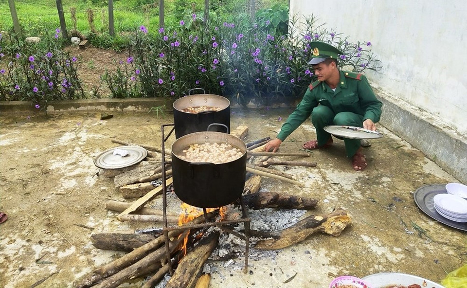 Lang Mo border guards prepare meal for the children (Photo: VNA)
