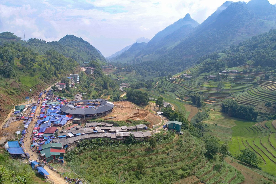 Can Cau Market opens right on the sides of Road 153, linking Bac Ha and Si Ma Cai towns. Can Cau Market usually opens on Saturdays and traditional festivals. Market-goers are mainly Mong and Giay ethnic minorities. The market lasts from the early morning through noon. Can Cau Market is divided into many areas selling various agricultura products produced by local ethnic minorities. Can Cau is considered the biggest buffalo market in the northwestern region when hundreds of buffaloes are brought here on each market day. Can Cau Market is also a venue for ethnics from faraway villages to meet one another. Going to the market is a joy of children in the mountainous region. (Photo: Vietnam+)