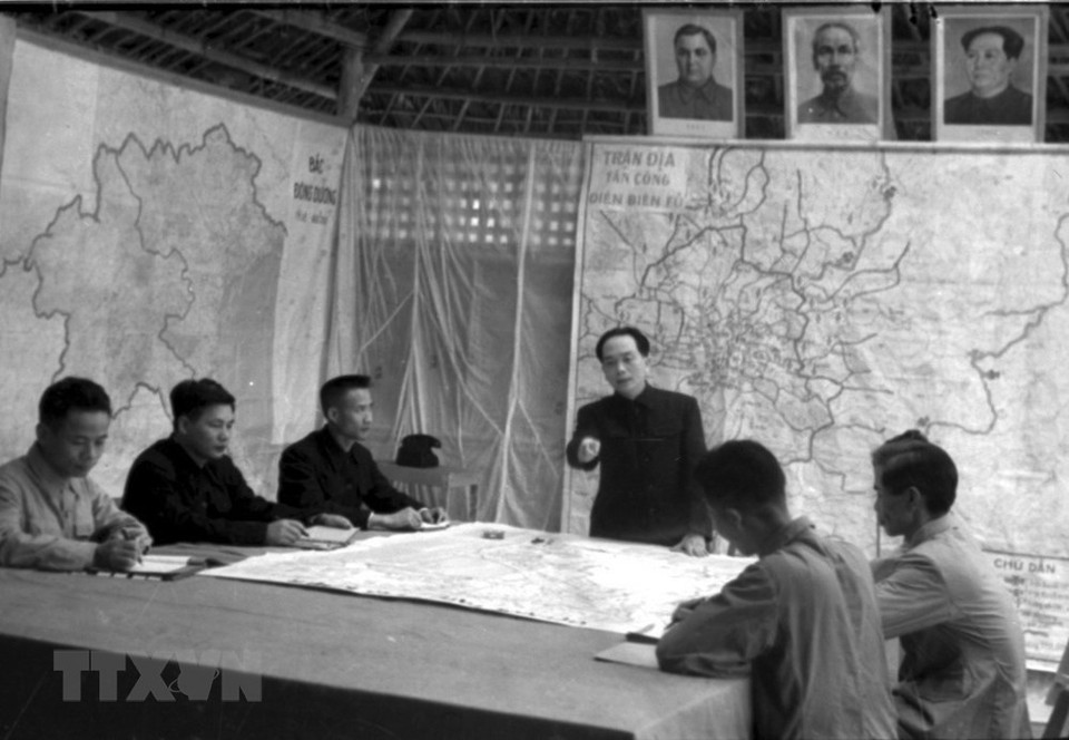 General Vo Nguyen Giap and members of the General Staff of the Vietnam People’s Army study combating plan for the 1954 Dien Bien Phu Campaign (Photo: VNA)