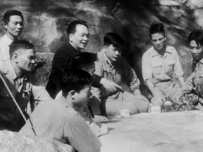 The Dien Bien Phu Campaign headquarters in 1954 discuss battle plan under the leadership of General Vo Nguyen Giap (Photo: VNA)
