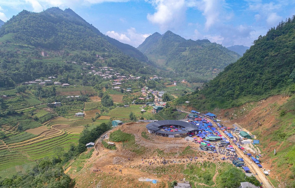 Can Cau Market, one of the most unique markets in the northern mountainous region of Vietnam. Can Cau Market opens right on the sides of Road 153, linking Bac Ha and Si Ma Cai towns. Can Cau Market usually opens on Saturdays and traditional festivals. Market-goers are mainly Mong and Giay ethnic minorities. The market lasts from the early morning through noon. Can Cau Market is divided into many areas selling various agricultural products produced by local ethnic minorities. Brocade products sold at the market always attract visitors' attention because of their colours. Can Cau is considered the biggest buffalo market in the northwestern region when hundreds of buffaloes are brought here on each market day. (Photo: Vietnam+)