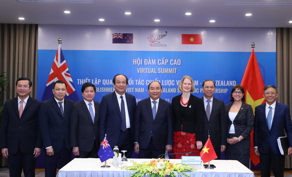 Prime Minister Nguyen Xuan Phuc, New Zealand Ambassador to Vietnam Wendy Matthews and delegates at the talks (Photo: VNA)