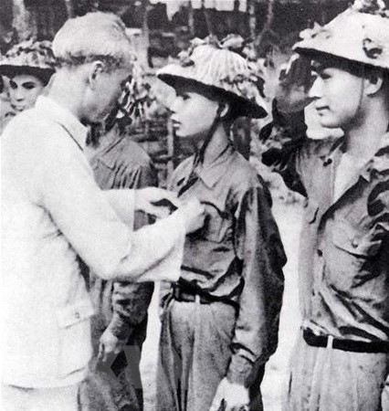 President Ho Chi Minh awarded badges to soldiers who made many feats in the Dien Bien Phu Campaign. (Photo: VNA)
