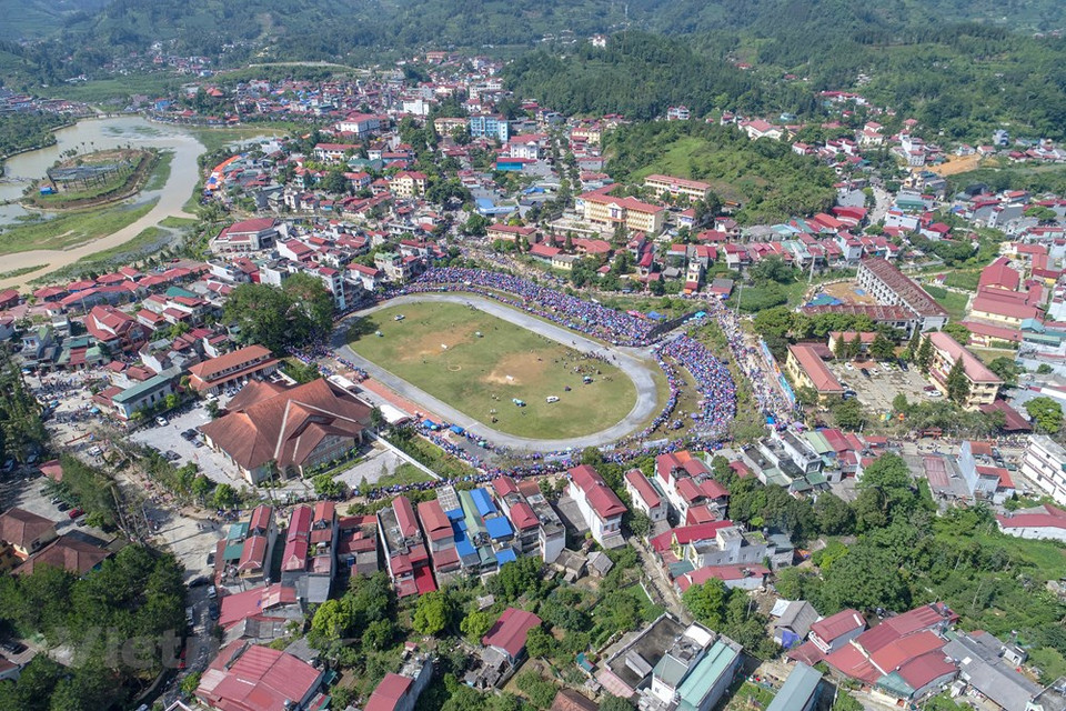 Located 60 km far from Lao Cai city, the northeast mountainous province of the same name, Bac Ha district is endowed with cool weather all year round. It is famous for its Sunday morning market, where thousands of locals gather, with the women dressed in their very intricate handmade costumes (it takes three to five months to embroider one by hand), as well as the Saturday morning smaller market of Can Cau, 18 kilometres (11 mi) north of Bac Ha district. The district is enjoying an economic boom thanks to tourism activities, centered on the markets and, more and more, excellent trekking in the mountains north of the town. (Photo: Vietnam+)