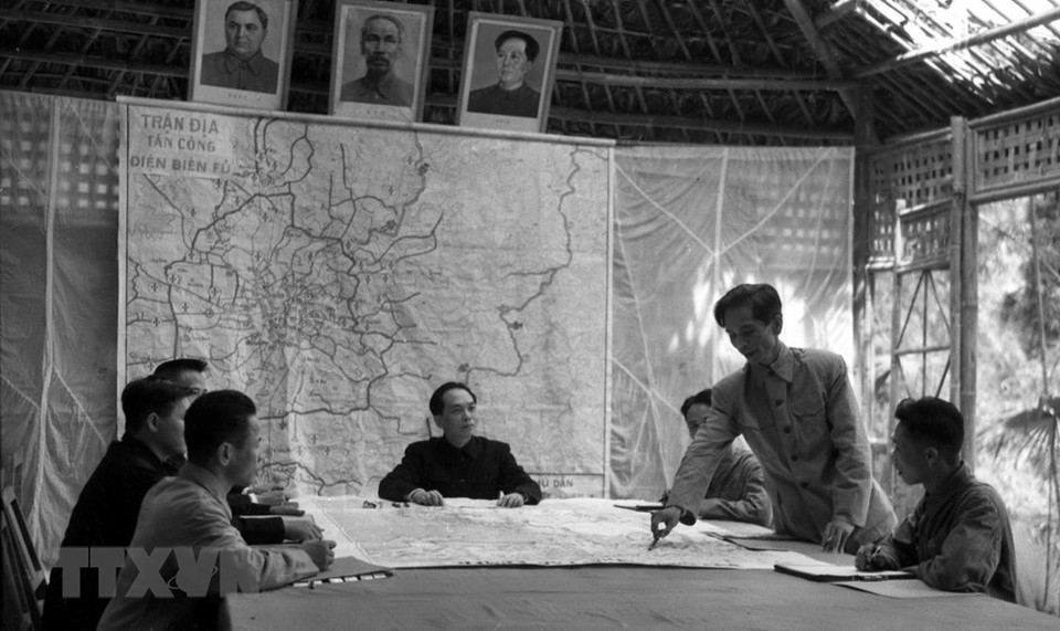 General Vo Nguyen Giap and members of the General Staff of the Vietnam People’s Army study combating plan for the 1954 Dien Bien Phu Campaign (Photo: VNA)
