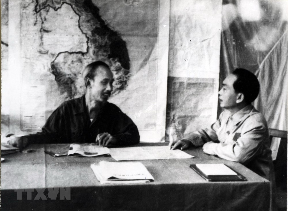 On behalf of the Party Committee and the Government, President Ho Chi Minh directly assigns General Vo Nguyen Giap to develop a battle plan and launch the Dien Bien Phu Campaign. (Photo: VNA)