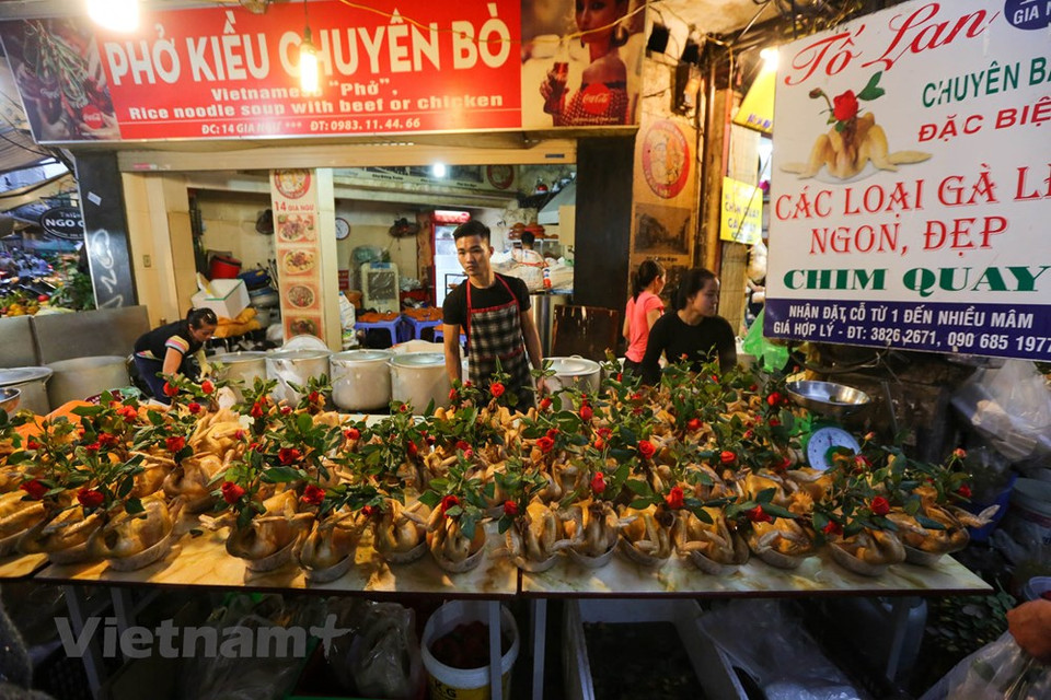Hang Be Market is nestled smack in the heart of the Old Quarter of Hanoi, 5 minutes walk from Hoan Kiem Lake. The street was formerly a crowded place for trading ‘be’ – a primitive means of transportation, made of bamboo or wood. It resulted from its location pretty close to Red River. Years after, the street became famous for selling food. The market stretches through Gia Ngu street, Hang Be street and Trung Yen alley. This is considered one of the busiest corners in the Old Quarter of Hanoi, where traders from Hanoi and neighbouring cities and provinces come to sell their food of all kinds. (Photo: Vietnam+) 