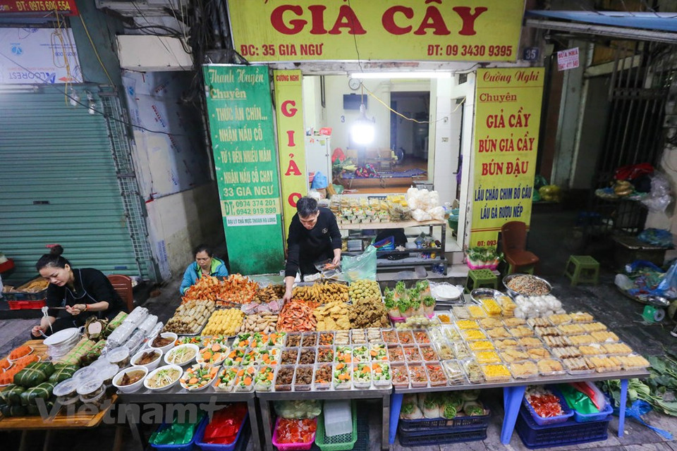 Hang Be market has long been famous for ready-to-use food such as boiled chicken, roasted pork, spring rolls, bamboo shoot soup, Vietnamese sausage, square glutinous rice cake, and pig skin soup… These dishes not only look beautiful but are also cooked with tasty flavour, winning favour of Hanoians. The dishes are packed in boxes and bags so as to make it easy for customers to use right away. You can also order the foods for days earlier and get them in the morning of the last lunar year to ensure the food is in good quality for the holiday. There are also pre-seasoned foods for those customers who want to cook the dish by themselves to suit their tastes (Photo: Vietnam+) 