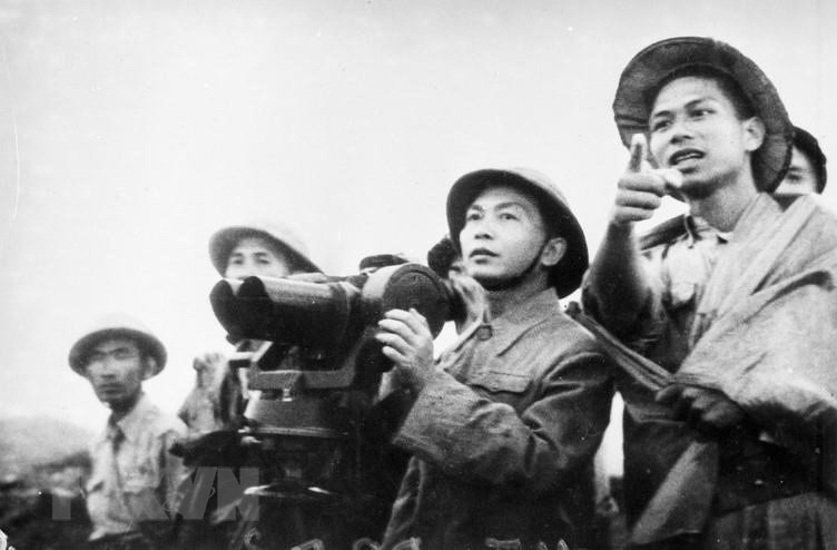 General Vo Nguyen Giap observes the battlefield for the last time before issuing an order to open fire to start the Dien Bien Phu Campaign. In order to deal with the strong defensive capability of the enemy, the campaign’s Party Committee, and Command decided to change the motto of ‘fighting fast, winning fast’ to ‘fighting firmly, advancing firmly’ (Photo: VNA)