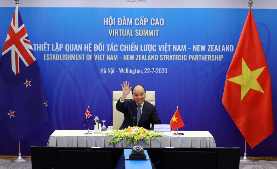 Prime Minister Nguyen Xuan Phuc and his New Zealand counterpart Jacinda Ardern hold a virtual summit on bilateral strategic partnership (Photo: VNA)