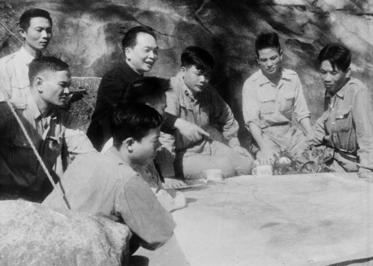 The Dien Bien Phu Campaign headquarters under the direct guidance of General Vo Nguyen Giap discuss the combating plan for each battle. With the motto of ‘fighting firmly, advancing firmly’, our troops carried out ‘encircling’ the base from outside to inside, destroying each cluster of bases, completely destroying the enemy (Photo VNA)